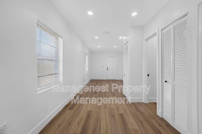 Building Photo - 614 SW 19th Ave