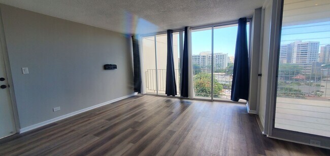 Building Photo - 2 bed, 1 bath, 1 parking updated unit in M...