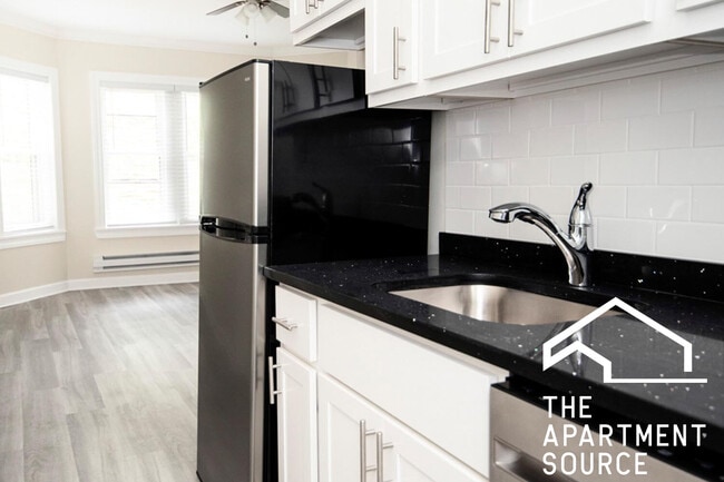 Building Photo - 646 W Roscoe St