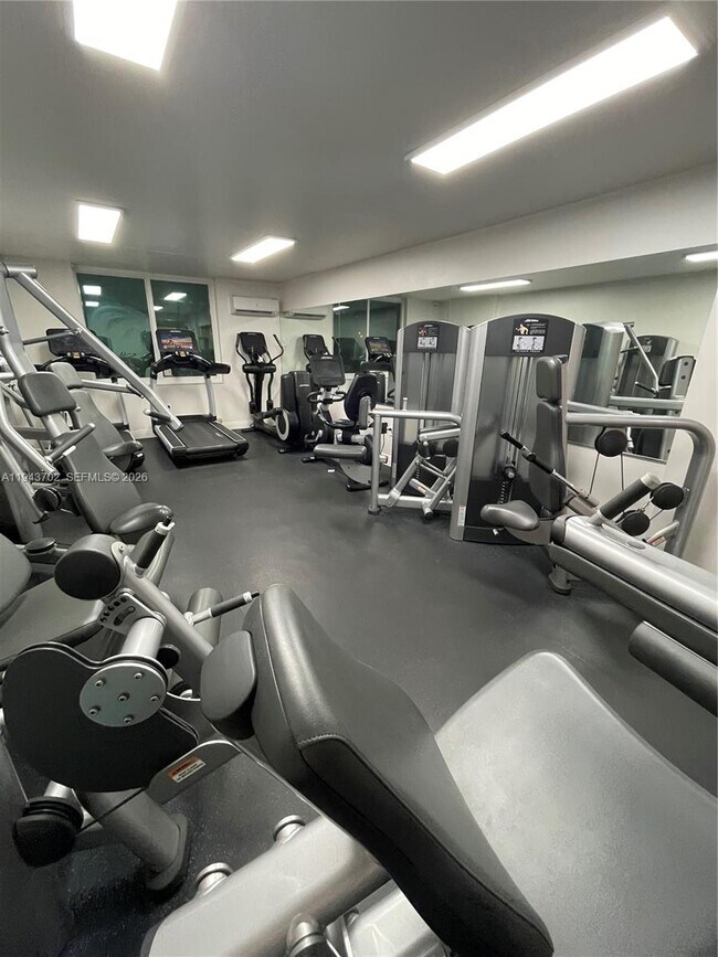 Building Photo - 919 Hillcrest Dr