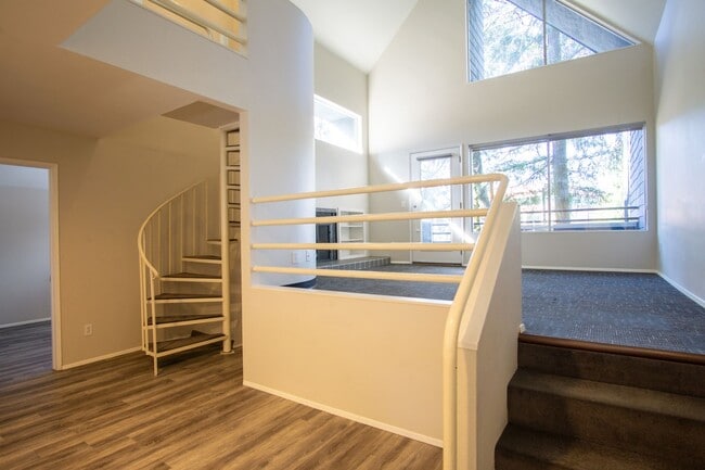 Building Photo - Fantastic Lake Oswego 2Bdr w/Fireplace, Dishwasher & W/D + Balcony