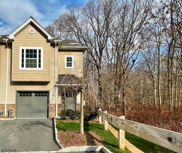 Primary Photo - 7 N Ridge Cir