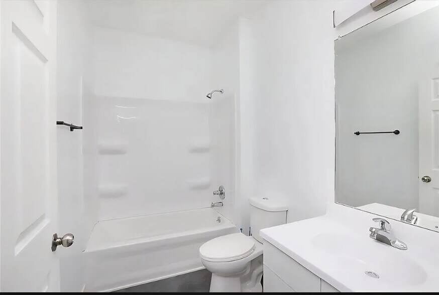 Building Photo - 1760 SE LA Grant Pkwy