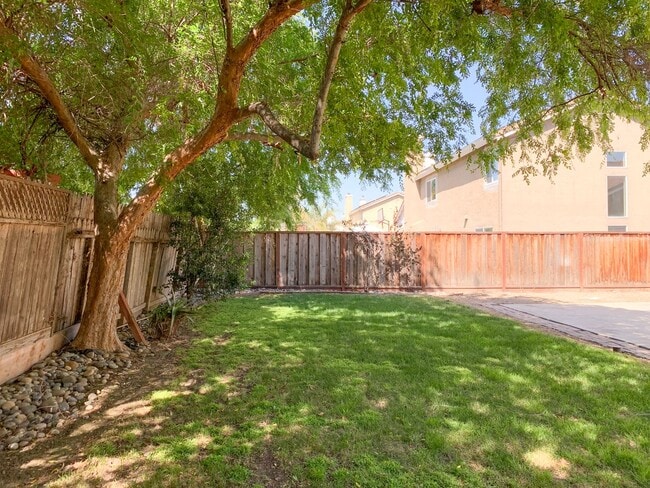 Building Photo - 4 Bedroom Home in Hollister with Huge Backyard!