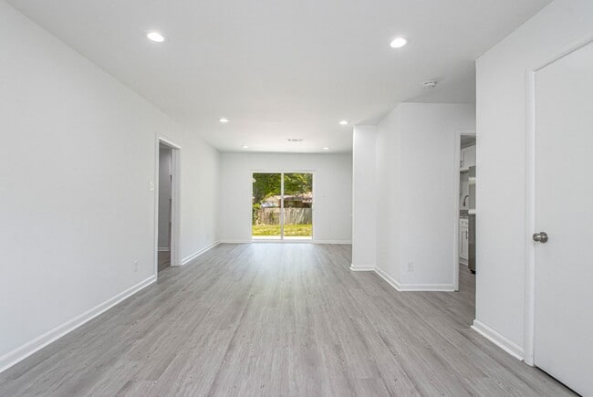 Building Photo - 119 Poinsetta Dr