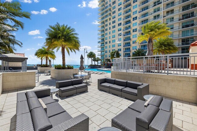 Building Photo - 1155 Brickell Bay Dr