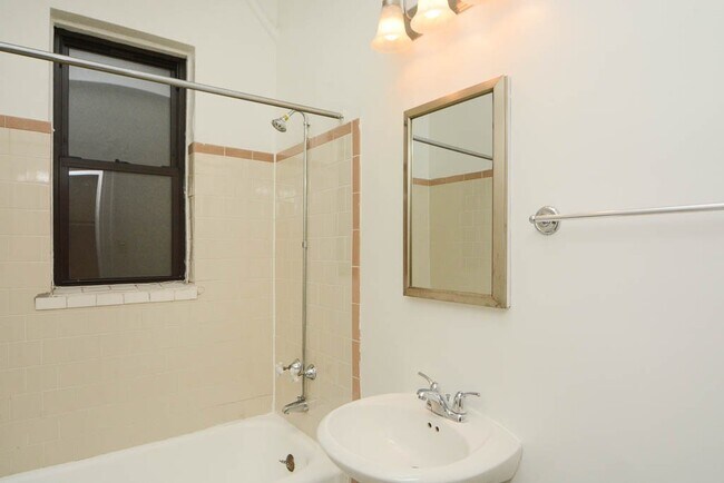 Building Photo - 4650 N Paulina St