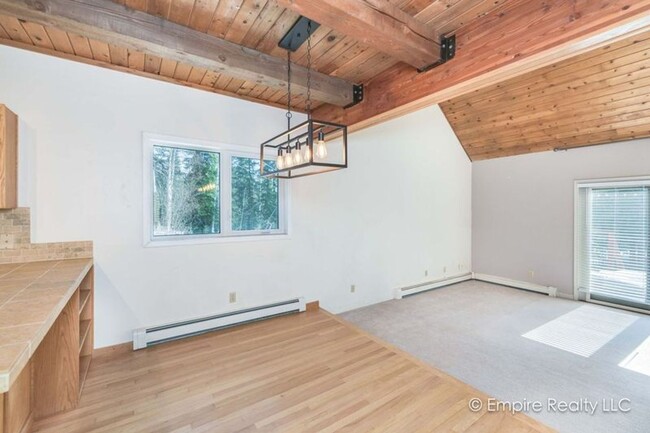 Building Photo - 4 Bed 3 Bath Home off of Gold Hill Rd- PET...