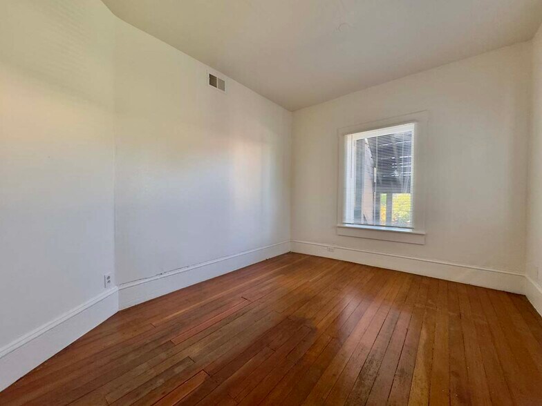 Building Photo - 697 30th St