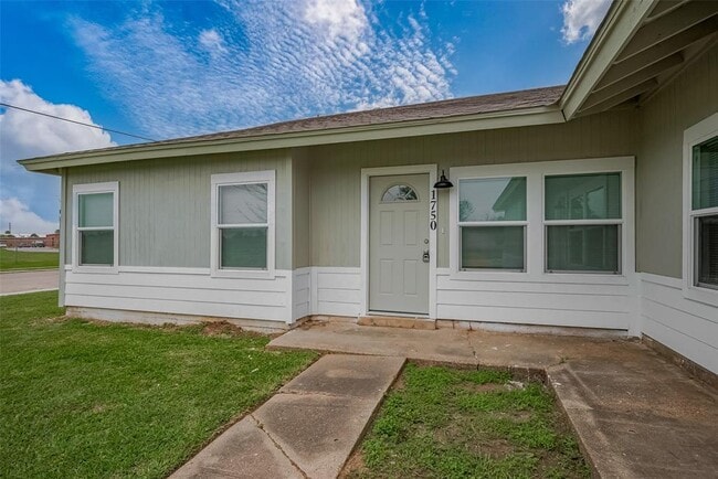 Building Photo - 1750 Lynn Ln