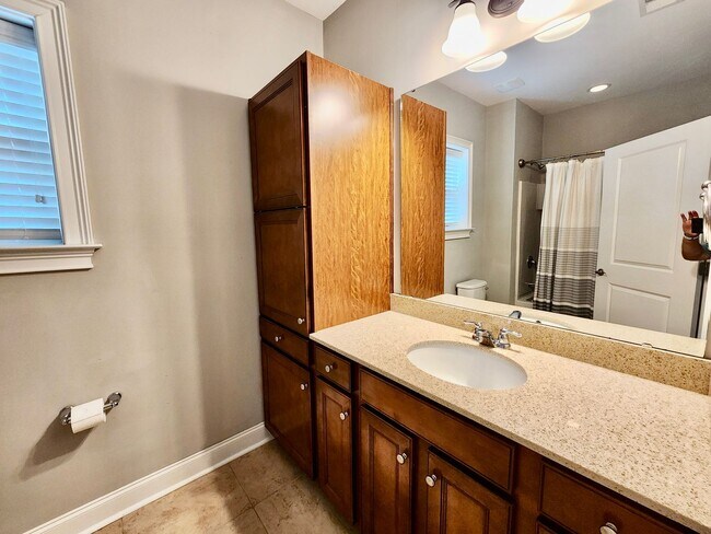 Building Photo - Four bedroom 10 minutes from the beaches o...