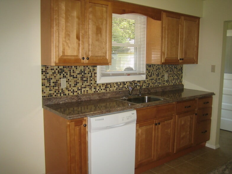 Kitchen - 331 W Clayton Ave