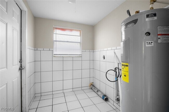 Building Photo - 1706 Cypress Dr