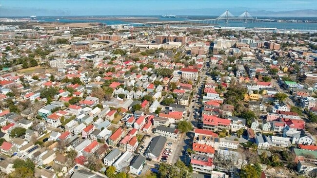 Building Photo - 8 Sires St