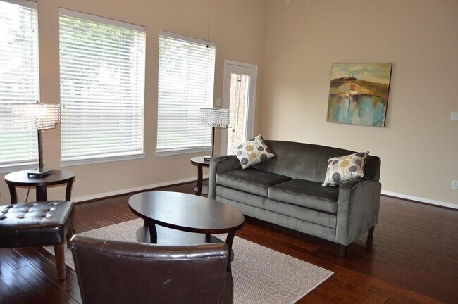 Building Photo - 111 S Rocky Point Cir