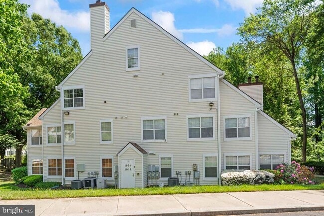 Building Photo - 1013 Fallcrest Ct