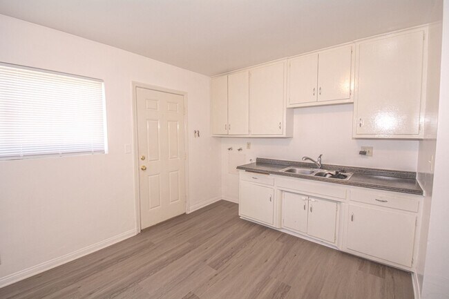 Building Photo - 306 N Azusa Ave