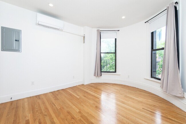 Building Photo - 209 W Newton St