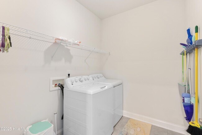 Building Photo - 614 Silos Wy