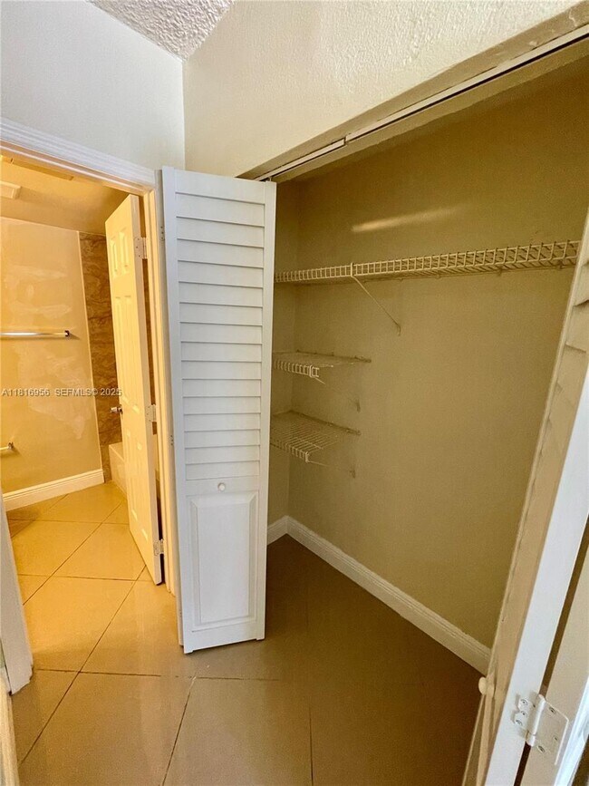 Building Photo - 251 SE 6th Ave