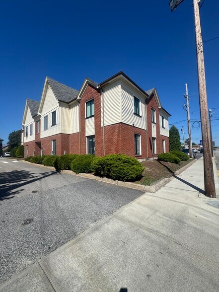 Building Photo - 1002 Broad St