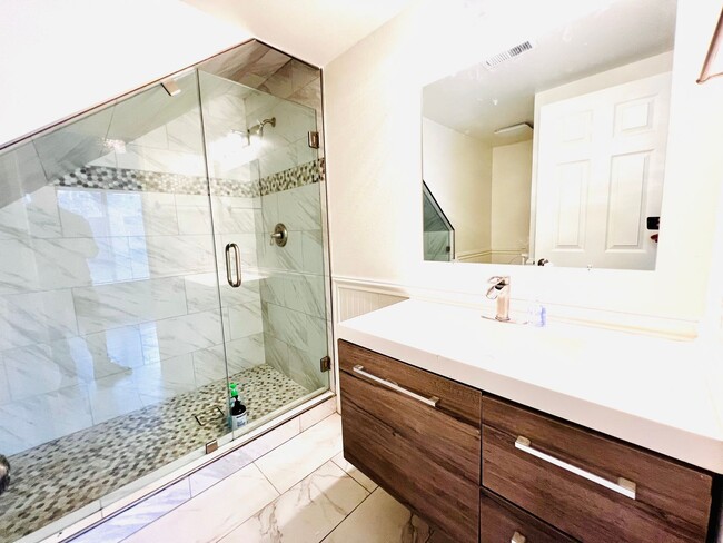 Building Photo - Spacious 3 bedroom 2 bath with attached ga...