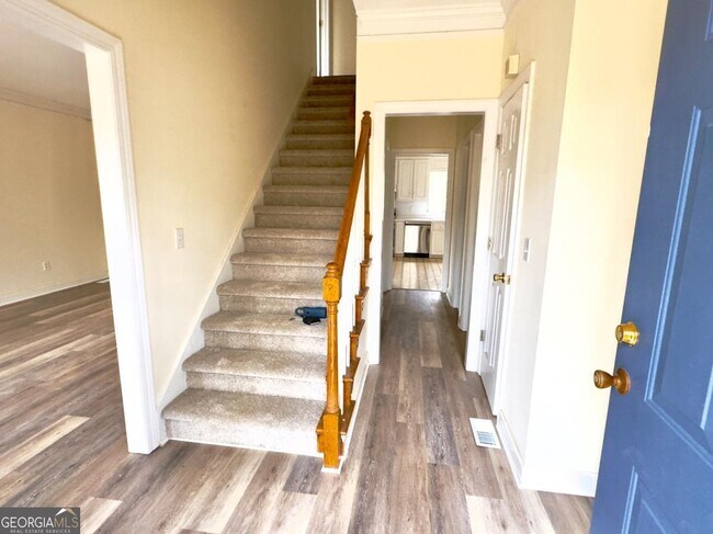 Building Photo - 219 Deerhill Dr