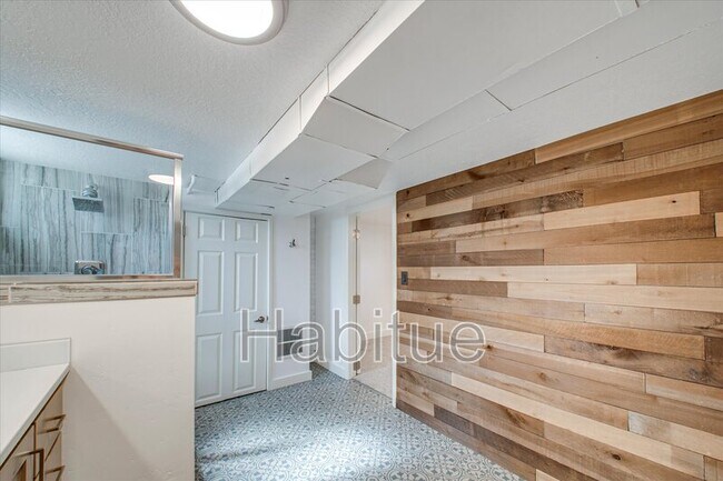 Building Photo - 414 S Pond St