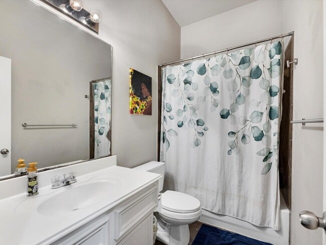 Building Photo - 2042 Shore Breeze Dr