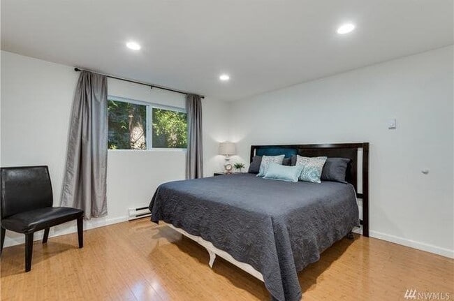Building Photo - Modern Updated large Bellevue 2bd 2bath Condo!