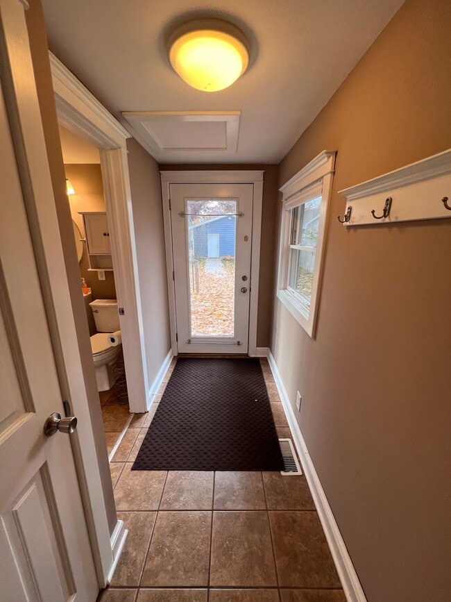 Building Photo - Welcoming Victorian with Modern Comforts *...