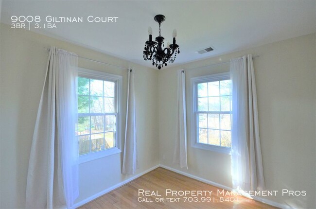 Building Photo - Charming End Unit by Huntsman Lake!