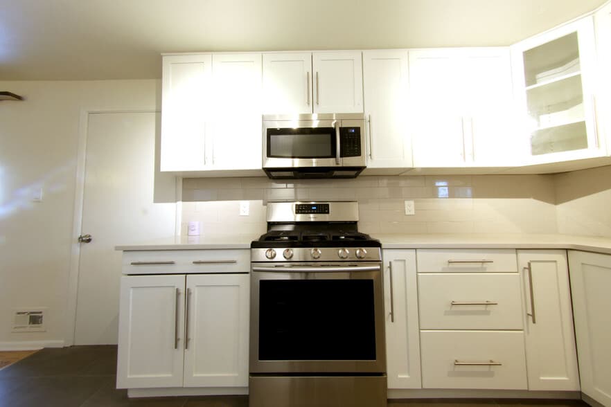 Gas Range/oven - 3249 Salem St