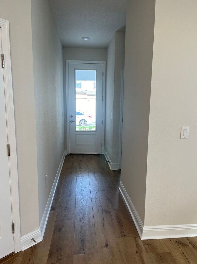 Building Photo - Beautiful home located in desirable Waters...