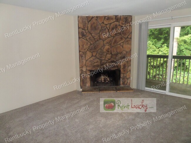Building Photo - Cute & Updated 1-Bedroom Condo in Convenie...