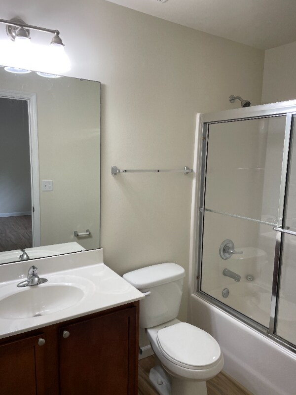 Building Photo - 60 Westhampton Ct