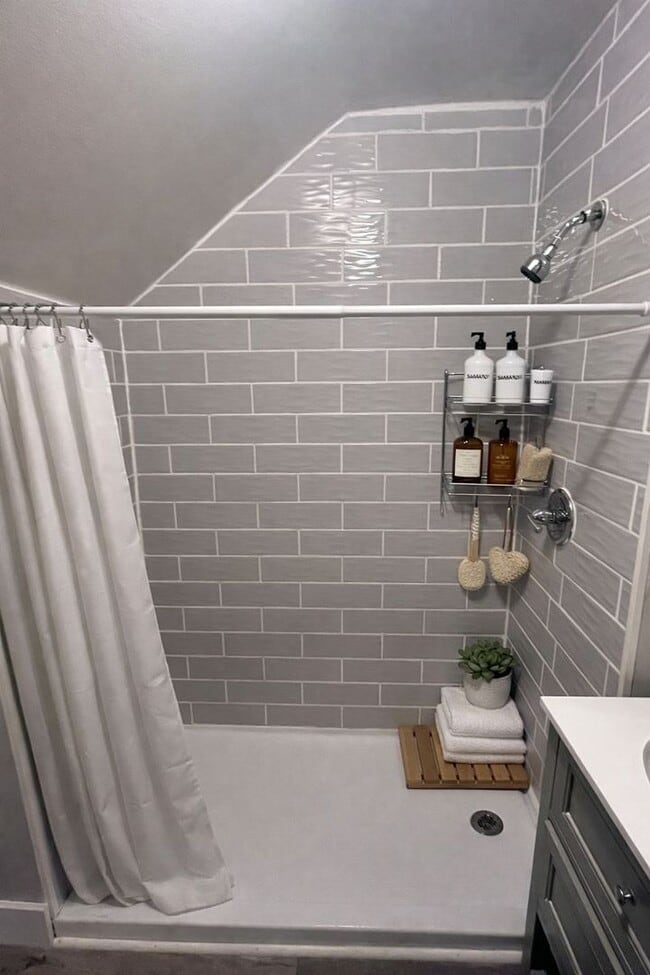 Building Photo - AVAILABLE March - 2 Bed, 1 Bath on Skyline!