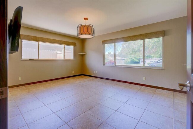 Building Photo - 215 Garden Cir