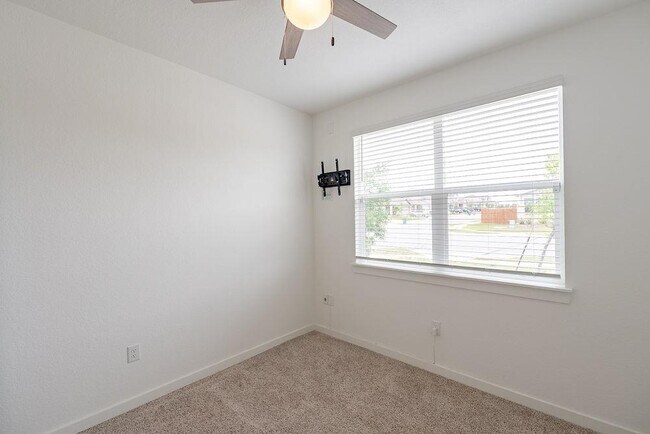 Building Photo - 2901 Louris Ln