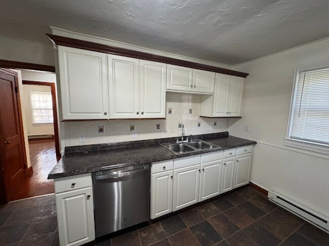 Building Photo - 3 Bedroom 2 Bathroom Home for Rent in Bluff City, TN