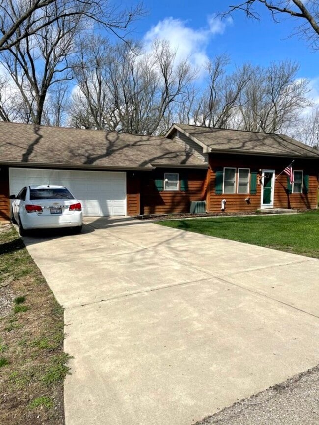 Building Photo - 3 bdrm/1 bath Country Ranch available April 1st!