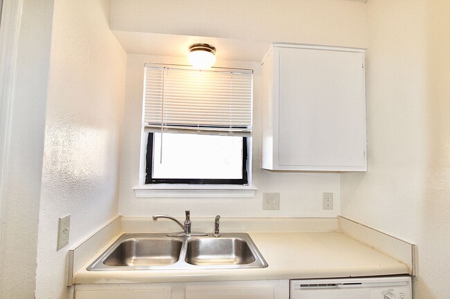 Building Photo - 2336 Heatherfield