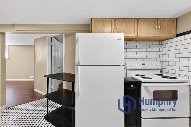 Building Photo - Bottom unit of Duplex