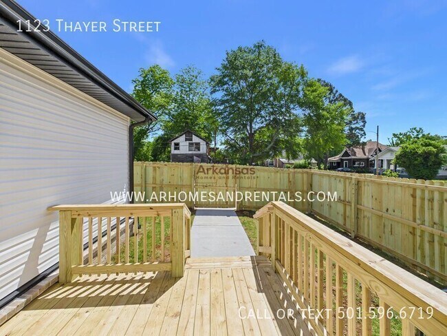 Building Photo - 1123 Thayer St