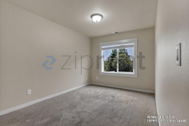 Building Photo - 4549 SE Satinwood St