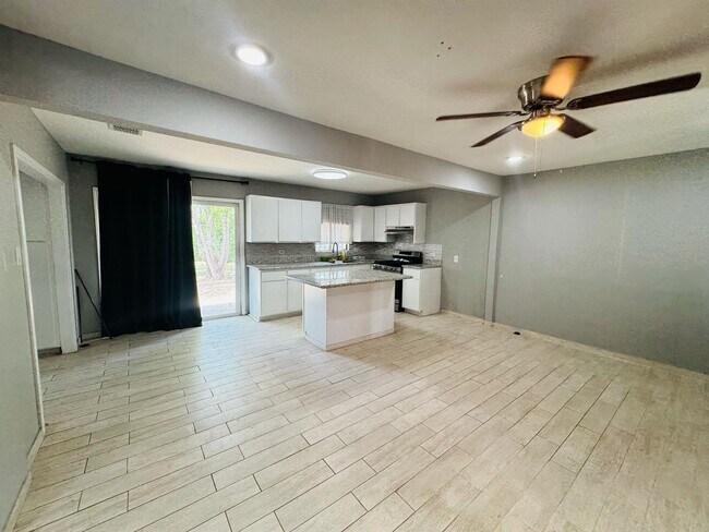 Building Photo - 112 Mirasol Dr