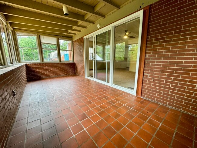 Building Photo - 468 Bob O Link Dr
