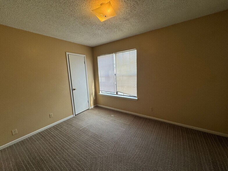 Building Photo - 1102 Covey Ln
