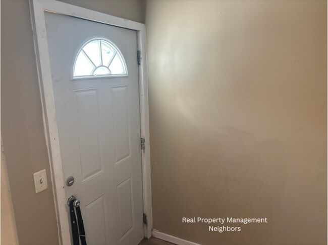 Building Photo - Large and Sunny 3 Bed 1 Bath Home Availabl...