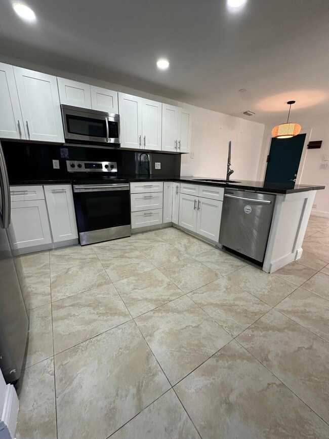 Building Photo - 5605 SW 24th Ave